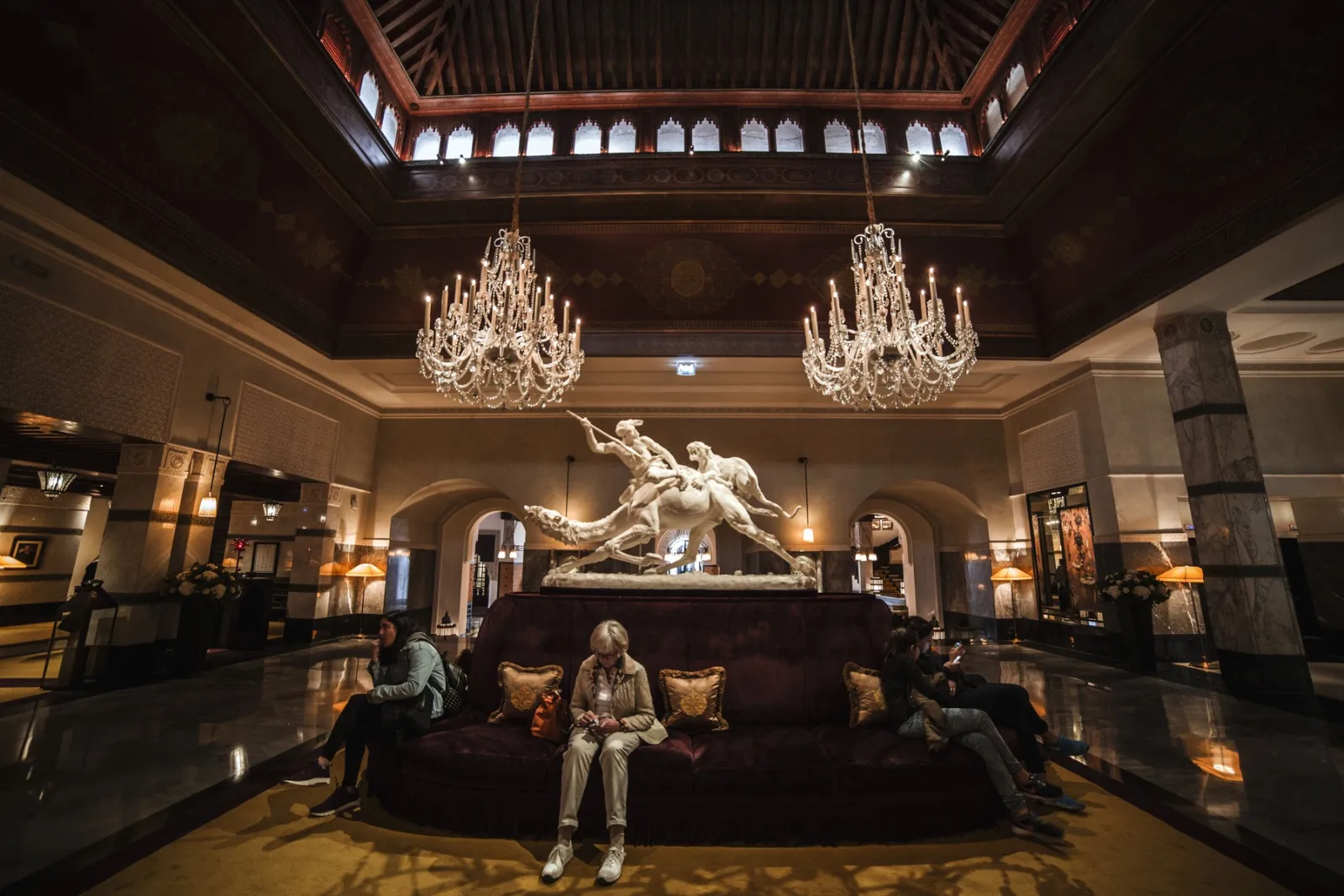 Lobby di hotel di lusso: continuità della sicurezza dell’ospite tra struttura e mobilità