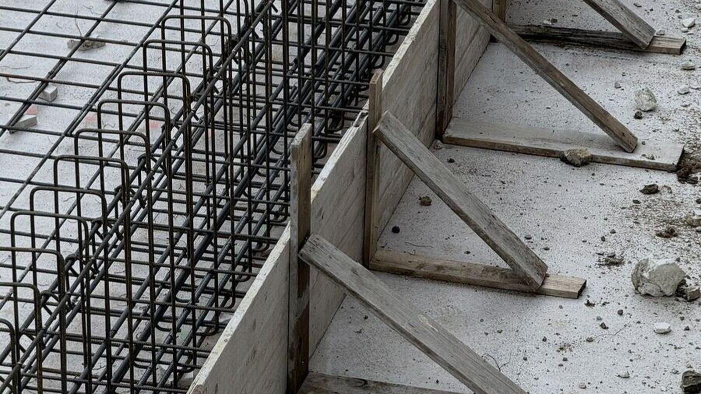 Casseri e armature delle pareti di un rifugio in cantiere