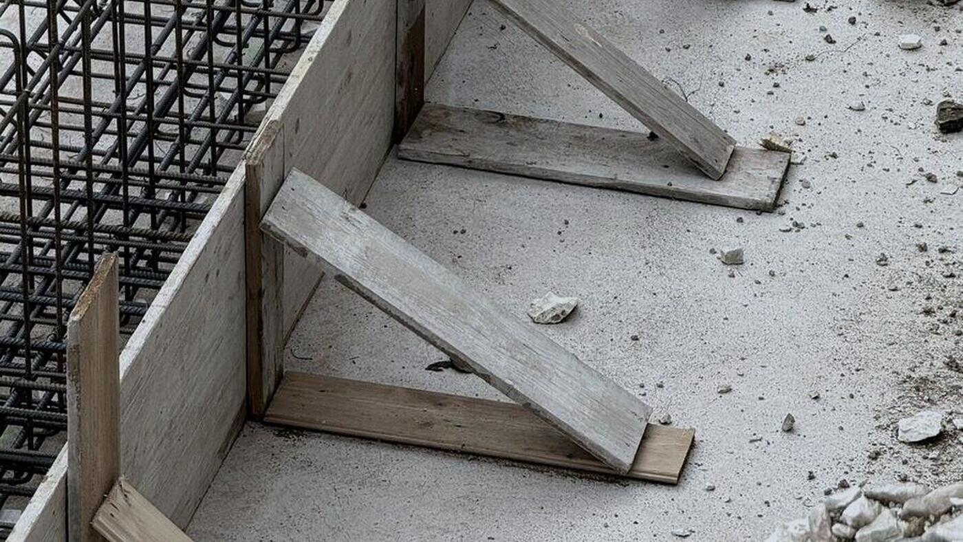 Casseri e armature delle pareti di un locale interrato in costruzione