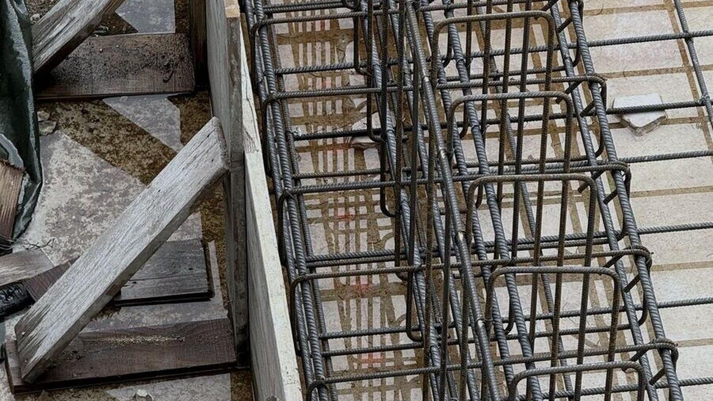 Gabbia d’armatura di una trave in cantiere