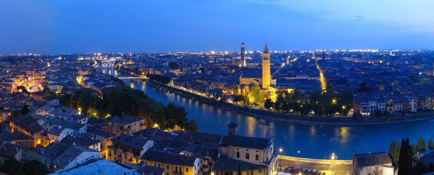 Panorama di Verona e del fiume Adige al crepuscolo
